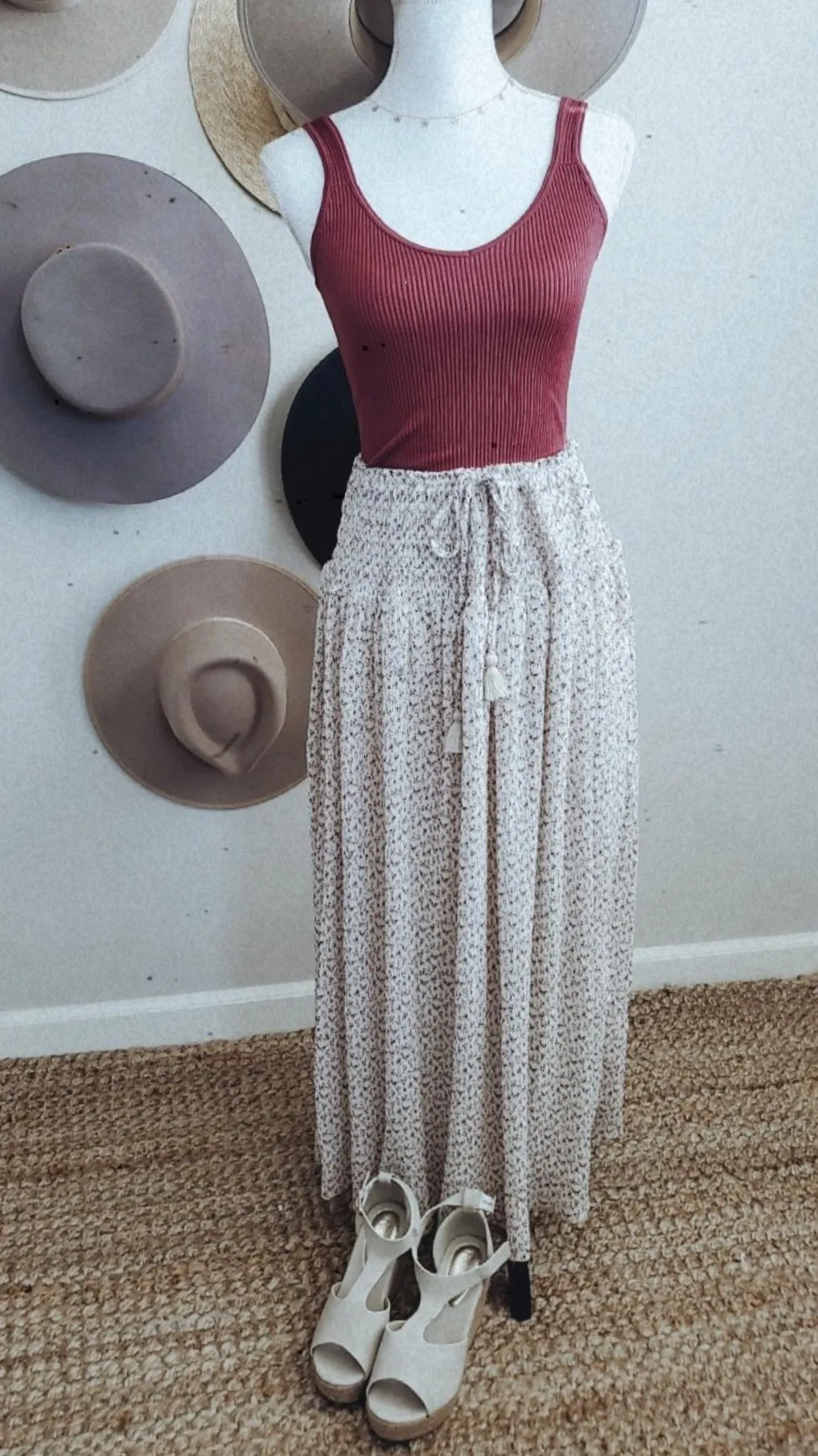 CRINKLE FABRIC FLORAL PRINT SMOCKED MIDI SKIRT-CREAM